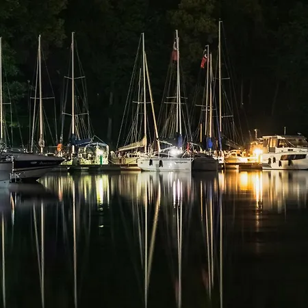 Labedzi Ostrow Osrodek Wypoczynkowy *